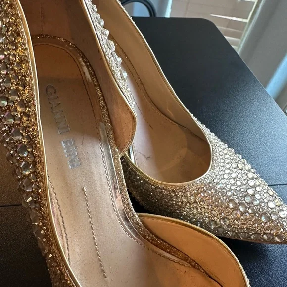 Gorgeous Bini’s! Studded rhinestones(firmly affixed)Gold heels, Sz 8 worn once. - Picture 3 of 8